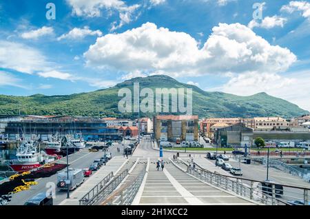 SANTONA, SPAGNA - 4 LUGLIO 2021: Vista del villaggio di Santoña, Cantabria, Spagna settentrionale, dal porto di pesca Foto Stock