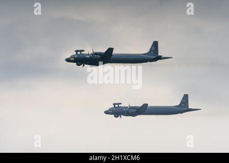 San Pietroburgo, Russia, 25 luglio 2021 sfilata militare due aerei anti-sottomarini il-38 in volo Foto Stock