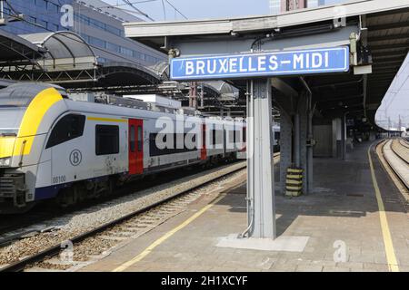 Binari e treni in Bruxelles Sud Stazione Ferroviaria Foto Stock