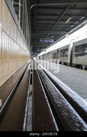 Binari e treni in Bruxelles Sud Stazione Ferroviaria Foto Stock