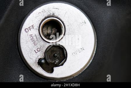 Vista dall'alto del foro della chiave di avviamento di un ciclo del motore a due ruote Foto Stock