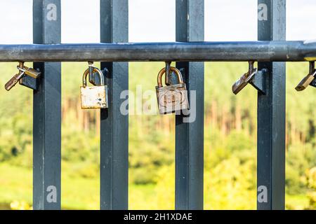 Primo piano Vista dei Padlock d'Amore che si aggrappano su una fence del Ponte. Foto Stock