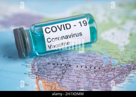 Bangkok, Thailandia - 1 luglio 2021, Coronavirus Covid-19 vaccino sulla mappa USA America, sviluppo medico per uso medico per trattare la malattia di polmonite patie Foto Stock