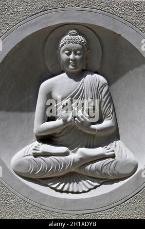 Vista ravvicinata della scultura in pietra di Dio Buddha in meditazione Posa in un monastero indiano Foto Stock