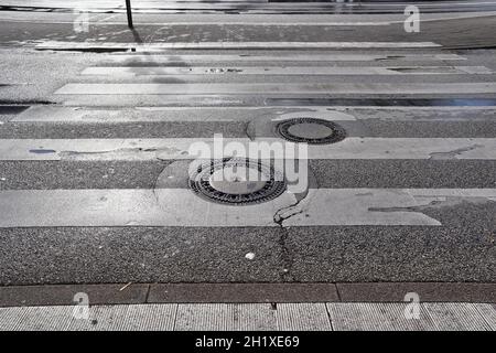 Diversi segni e marcatura dipinto sul ashpalt di strade e vie Foto Stock