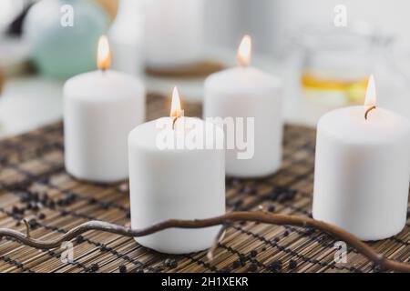 attorcigliate le candele fiammeggianti. Risoluzione e foto di alta qualità Foto Stock