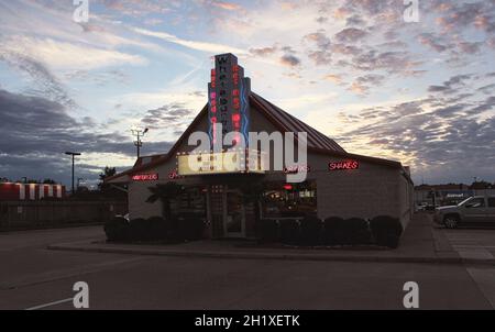 Tyler, Texas - 10 novembre 2018: Whataburger Hot Rod Cafe situato a South Broadway in Tyler, Texas Foto Stock