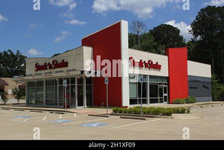 Tyler, Texas - 15 maggio 2019: Ristorante Abandoned Steak n Shake situato in University Blvd a Tyler, Texas Foto Stock