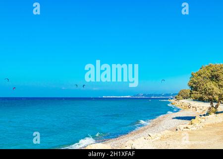 Rilassatevi nel windsurf e nella vacanza a Rodi in Grecia e nelle splendide acque turchesi della spiaggia di Kremasti. Foto Stock