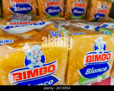 Playa del Carmen Messico 16. Aprile 2021 Bimbo pane tostato bianco confezionamento nel supermercato. Foto Stock