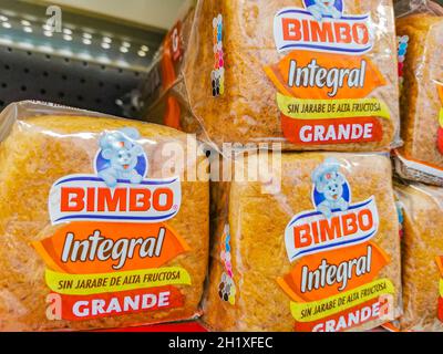 Playa del Carmen Messico 16. Aprile 2021 Bimbo toast integrale confezionamento del pane nel supermercato. Foto Stock