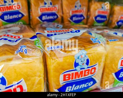 Playa del Carmen Messico 16. Aprile 2021 Bimbo pane tostato bianco confezionamento nel supermercato. Foto Stock