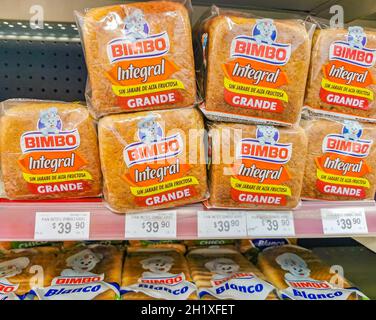 Playa del Carmen Messico 16. Aprile 2021 Bimbo toast integrale confezionamento del pane nel supermercato. Foto Stock