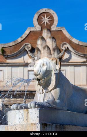 Roma, Italia - 9 ottobre 2020: Porta del Popolo del XV secolo, porta delle Mura Aureliane e il leone di pietra della Fontana dell'Obelisco in Piazza Foto Stock