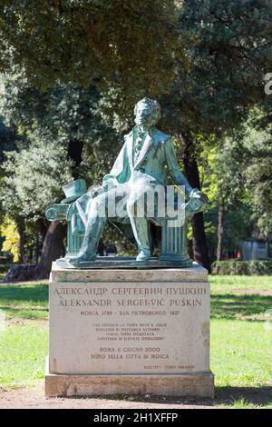 Roma, Italia - 10 ottobre 2020: Statua del poeta russo Alexander Pushkin nei giardini di Villa Borghese Foto Stock