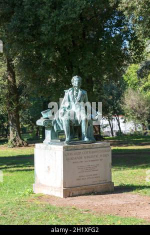 Roma, Italia - 10 ottobre 2020: Statua del poeta russo Alexander Pushkin nei giardini di Villa Borghese Foto Stock