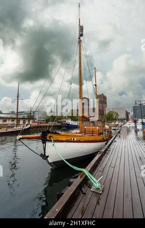 Oslo, Norvegia. Settembre 2021. Una vecchia barca da pesca ormeggiata nel porto della città Foto Stock