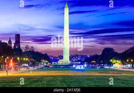 Washington DC, Stati Uniti. Il brillante skyline del tramonto, il Washington Monument, il Mall nella capitale americana. Foto Stock