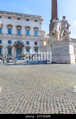 Roma, Italia - 10 ottobre 2020: Fontana Dioscour (Fontana dei Dioscuri) in Piazza del Quirinale e sede della Corte costituzionale d'Italia Foto Stock