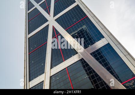 MADRID, SPAGNA - 13 SETTEMBRE 2021: Uno degli edifici inclinati delle torri della porta d'Europa (KIO Towers), edifici con uffici gemelli in Plaza de Castill Foto Stock