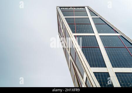 MADRID, SPAGNA - 13 SETTEMBRE 2021: Uno degli edifici inclinati delle torri della porta d'Europa (KIO Towers), edifici con uffici gemelli in Plaza de Castill Foto Stock