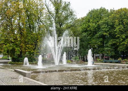 Oslo, Norvegia. Settembre 2021. La fontana nel centro della piazza Eidsvolls nel centro della città Foto Stock