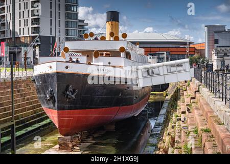 Belfast, UK, ago 2019 Vista frontale sulla SS Nomadic, l'ultima nave White Star Line rimasta al mondo. Vicino al museo del Titanic, Irlanda del Nord Foto Stock