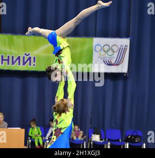 Orenburg, Russia, 26-27 maggio 2017 anni: Ragazza gareggia in acrobazie sportive al Campionato aperto Orenburga in acrobazie sportive Foto Stock