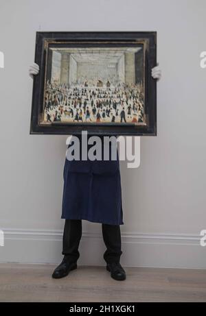 London UK 19 October 2021 The Reveiling of L.S Lowry's 'The Auction' l'artista ha conosciuto solo la pittura di una sala d'asta, fa il suo debutto all'asta a Londra di Sotheby questo novembre, con un prezzo stimato di £1,200,000- 1.800.000.Paul Quezada-Neiman/Alamy Live News Foto Stock