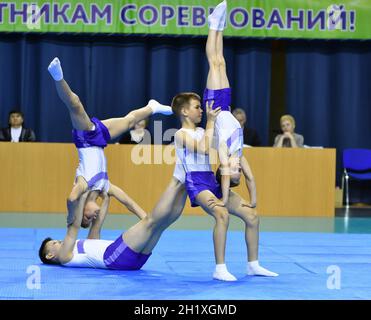 Orenburg, Russia, 26-27 maggio 2017 anni: I ragazzi gareggiano in acrobazie sportive al Campionato aperto Orenburga in acrobazie sportive Foto Stock