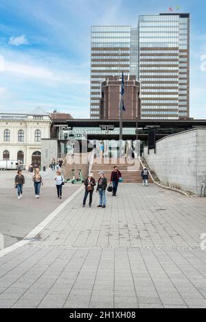 Oslo, Norvegia. Settembre 2021. Vista esterna della stazione ferroviaria centrale nel centro della città Foto Stock