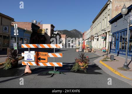 Idaho Springs, CO, USA - 6 ottobre 2020: Barricate che bloccano le auto dal centro storico durante la pandemia del coronavirus. Vista anticipata di d Foto Stock