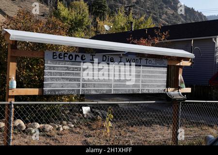 Idaho Springs, CO, USA - 6 ottobre 2020: Un cartello da lavagna in un cortile anteriore che chiede alla gente di usare il gesso per scrivere le loro risposte alla domanda, prima Foto Stock