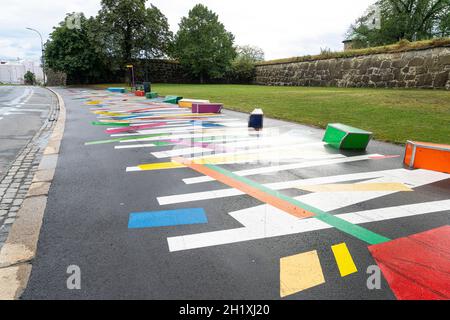 Oslo, Norvegia. Settembre 2021. Il marciapiede colorato di fronte ai mezzi pubblici ferma su una strada nel centro della città Foto Stock