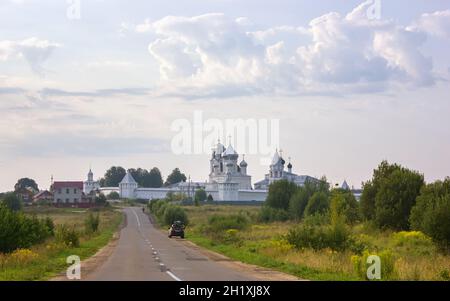 Pereslavl-Zalessky, Russia - 10 agosto 2021: La strada che conduce al monastero di Nikitsky - uno dei monasteri più antichi della Russia, fondato in t Foto Stock