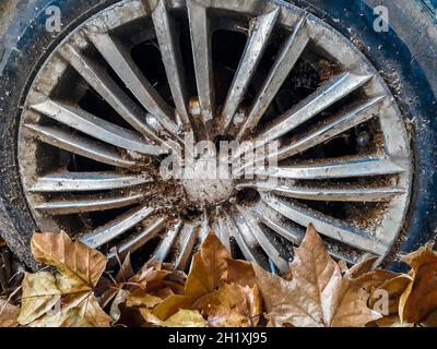 Primo piano scatto sprecato ruota auto sporco foto Foto Stock