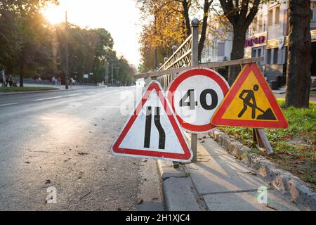 Cartello comunale che indica il lavoro su strada acartello municipale che indica i lavori stradali imminenti. Lavori stradali, cartello di riparazione Foto Stock