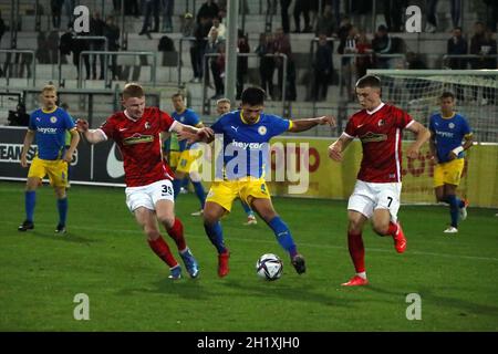 Ball Beachuptet von Jannis Nikolaou (Eintracht Braunschweig) im Duell mit Wagner Robert (SC Friburgo II U23) und Fore Guillaume (SC Friburgo II U23) Foto Stock