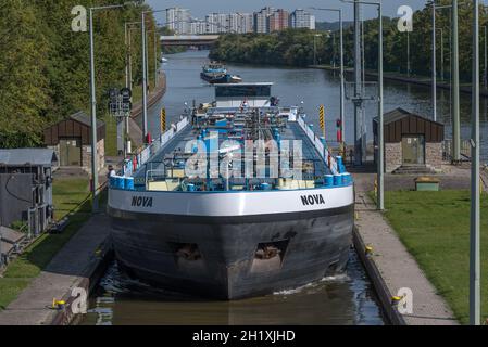 Nave da carico all'ingresso del blocco Frankfurt-Griesheim, Germania Foto Stock