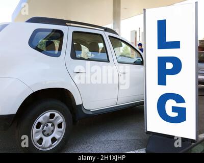 Stazione di rifornimento GPL / GPL. Stazione di riempimento con pompe. Erogatori di carburante GPL. Carburante di rifornimento alternativo, CNG, GPL, NGV nel vostro veicolo. Foto Stock