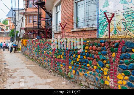 Kathmandu Nepal 21. Mai 2018 strada e area sporca e polverosa colorata in Sinamangal, Kathmandu, Nepal. Foto Stock