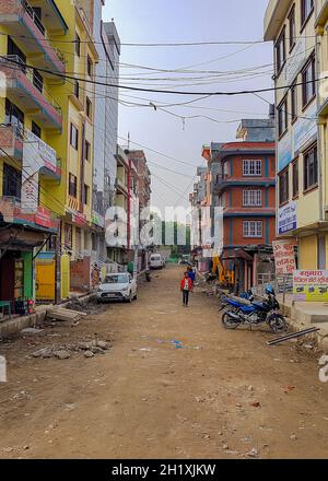 Kathmandu Nepal 21. Mai 2018 strada e area sporca e polverosa colorata in Sinamangal, Kathmandu, Nepal. Foto Stock