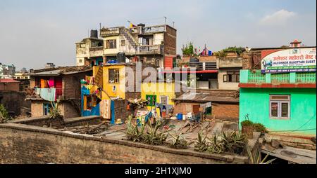 Kathmandu Nepal 21. Mai 2018 questo è il modo in cui si vive in case colorate e polverose a Sinamangal, Kathmandu, Nepal. Foto Stock