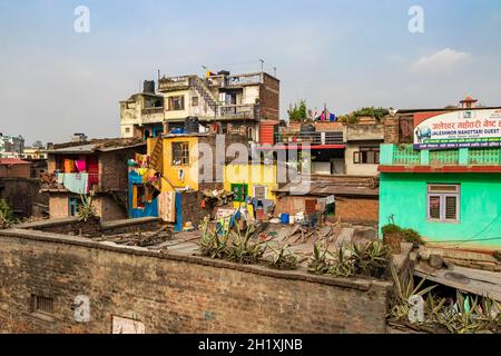 Kathmandu Nepal 21. Mai 2018 questo è il modo in cui si vive in case colorate e polverose a Sinamangal, Kathmandu, Nepal. Foto Stock