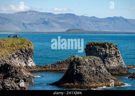 Snaefellsnes, Islanda - 27 luglio 2017: Le scogliere tra Arnarstapi e Hellnar a Snaefellsnes, Islanda occidentale Foto Stock