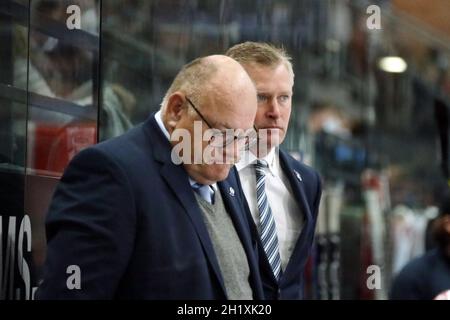 Angespannt an der Bande: v.li. Cotrainer Gunnar Leidborg (Schwenningen Wildwings) und Cheftrainer und Manager Niklas Sundblad (Schwenningen Wildwings Foto Stock