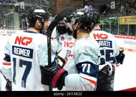 Die Nürnberg Patrick Reimer (Nürnberg Ice Tigers) und Andrew Bodnarchuk (Nürnberg Ice Tigers) feiern den Torschützen zum 0:1, Blake Parlett (Nürnberg Foto Stock