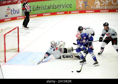 Und wieder schlägt es ein im Kasten von Niklas Treutle (Nürnberg Ice Tigers), Daniel Pfaffengut (SERC Wild Wings) umkurvt den Torhüter und schiebt ein Foto Stock