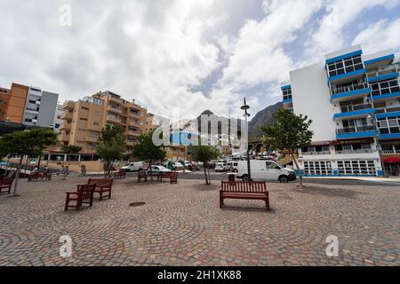 BAJAMAR, Isole CANARIE, TENERIFE - 06 LUGLIO 2021: Piccola città turistica nel nord di Tenerife sulla costa atlantica. Foto Stock