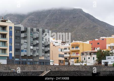 BAJAMAR, Isole CANARIE, TENERIFE - 06 LUGLIO 2021: Piccola città turistica nel nord di Tenerife sulla costa atlantica. Foto Stock